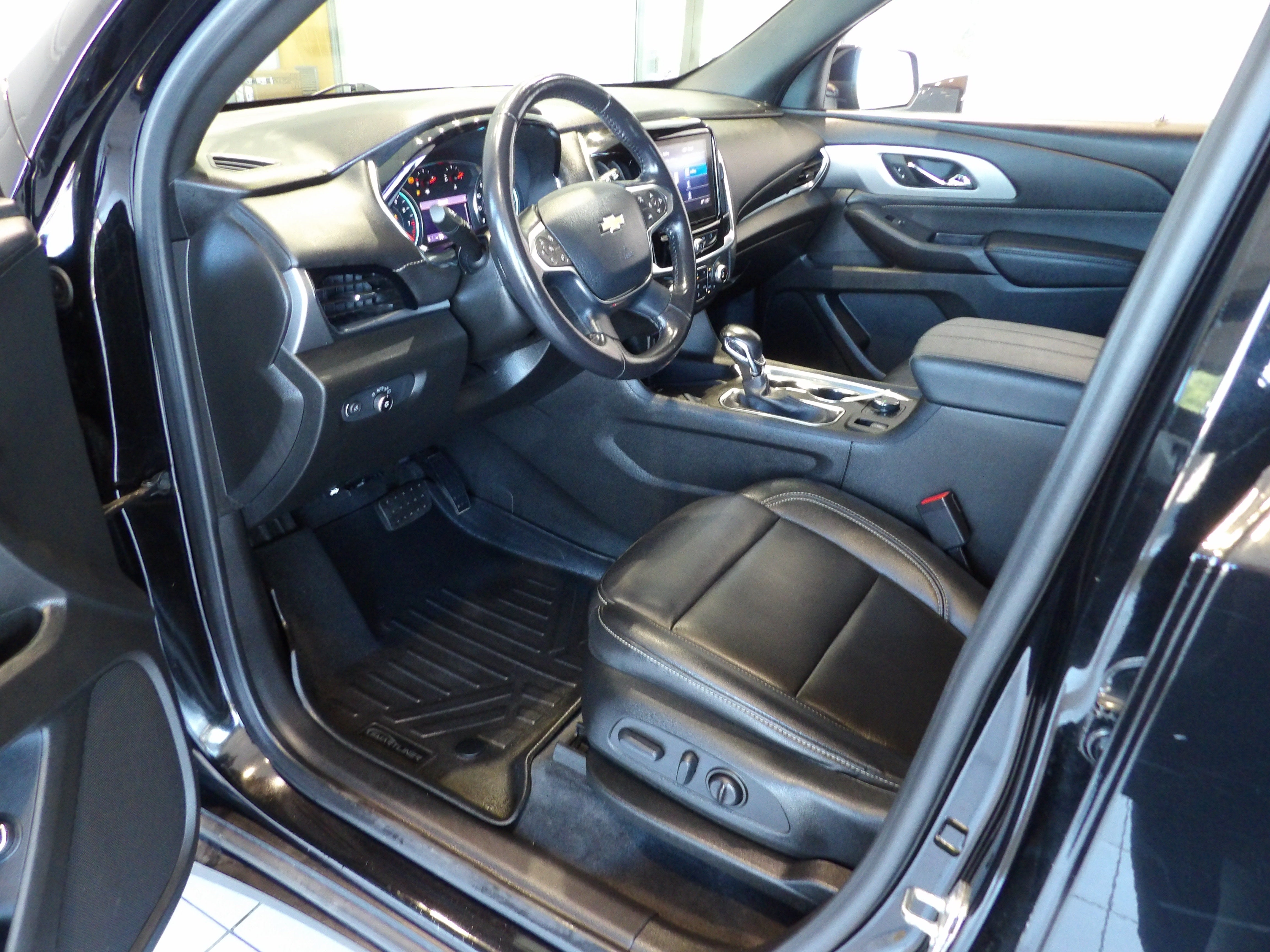 2022 Chevrolet Traverse LT Leather