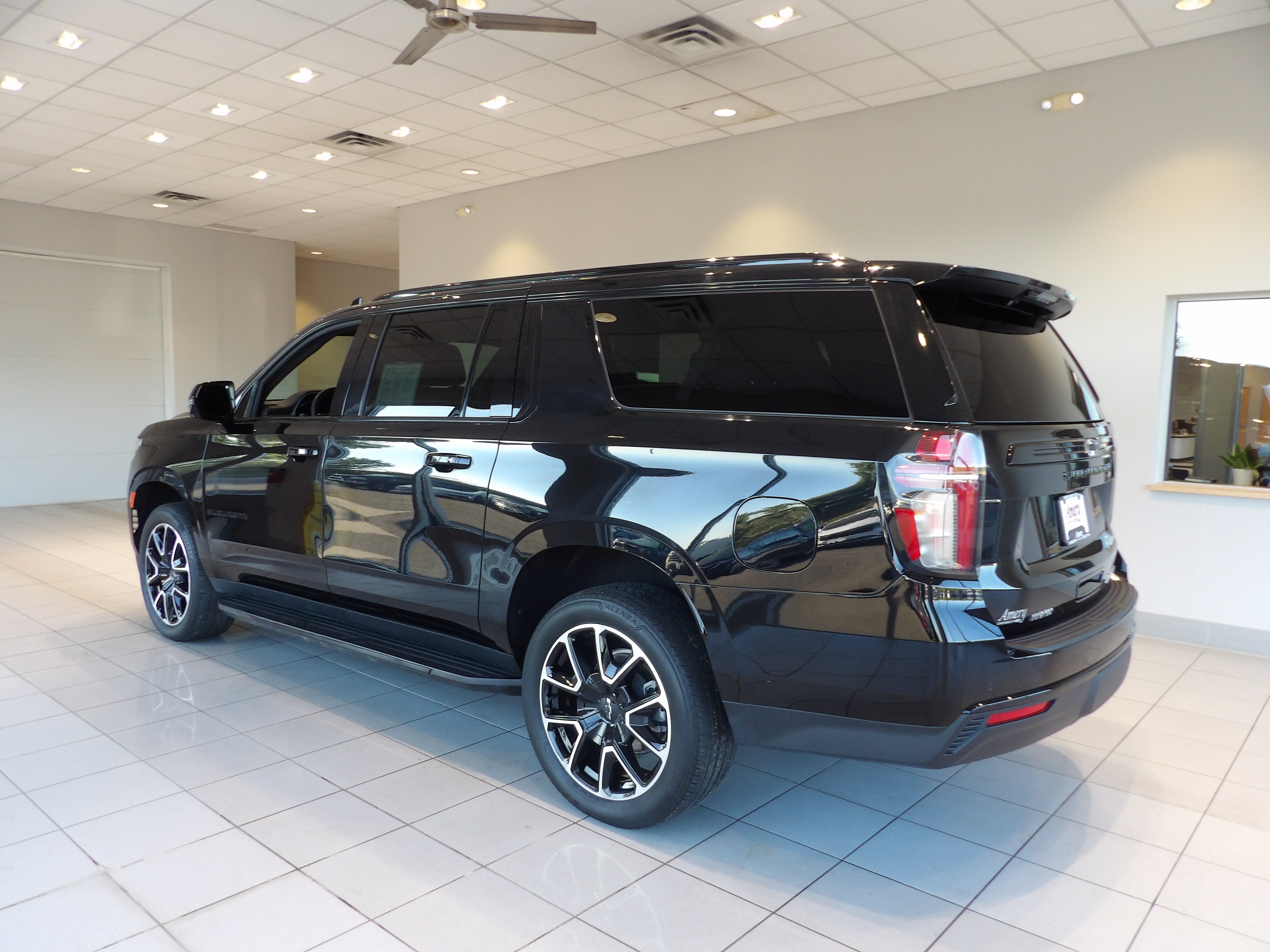 2023 Chevrolet Suburban RST