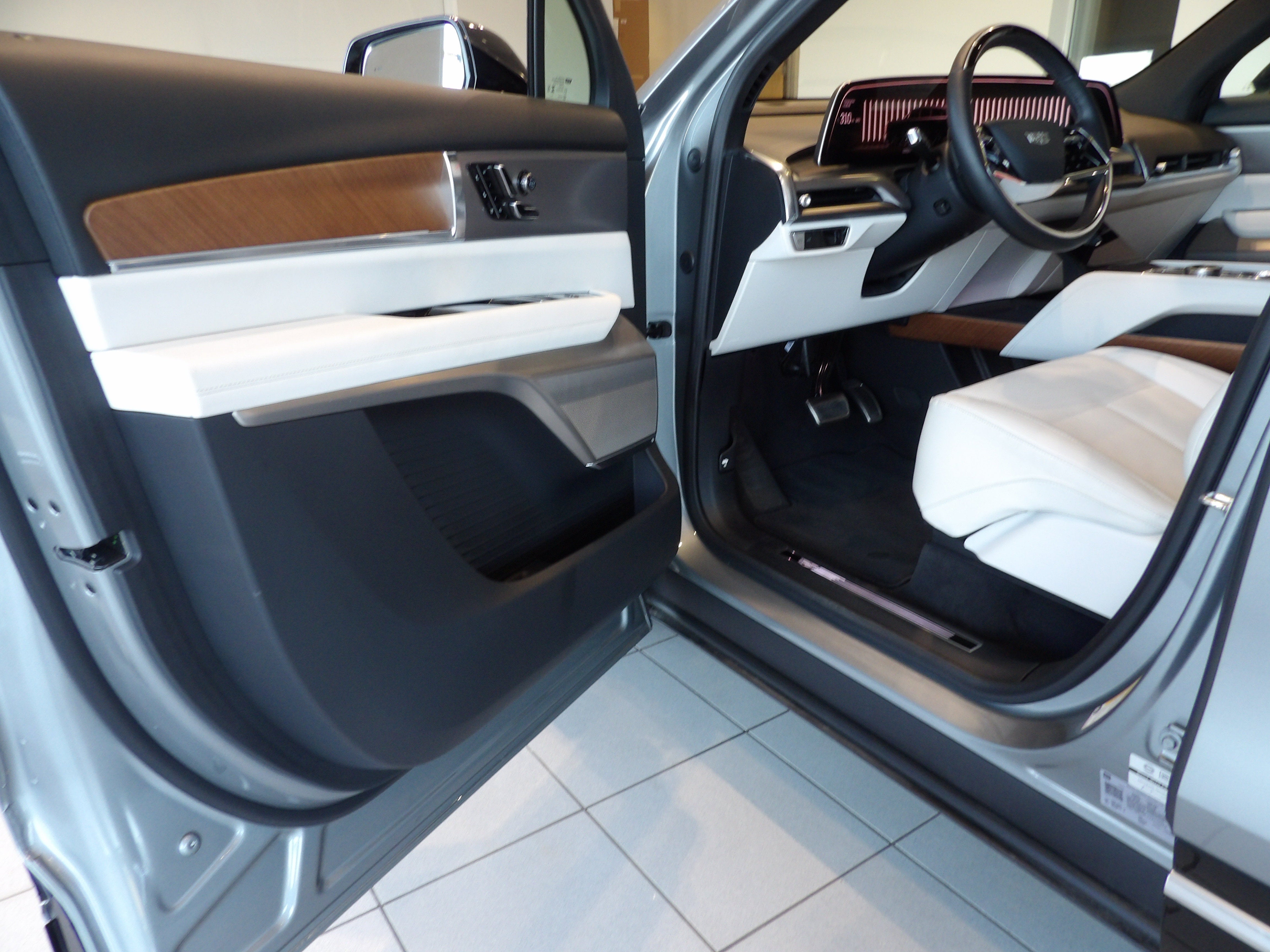 2026 Cadillac VISTIQ Luxury