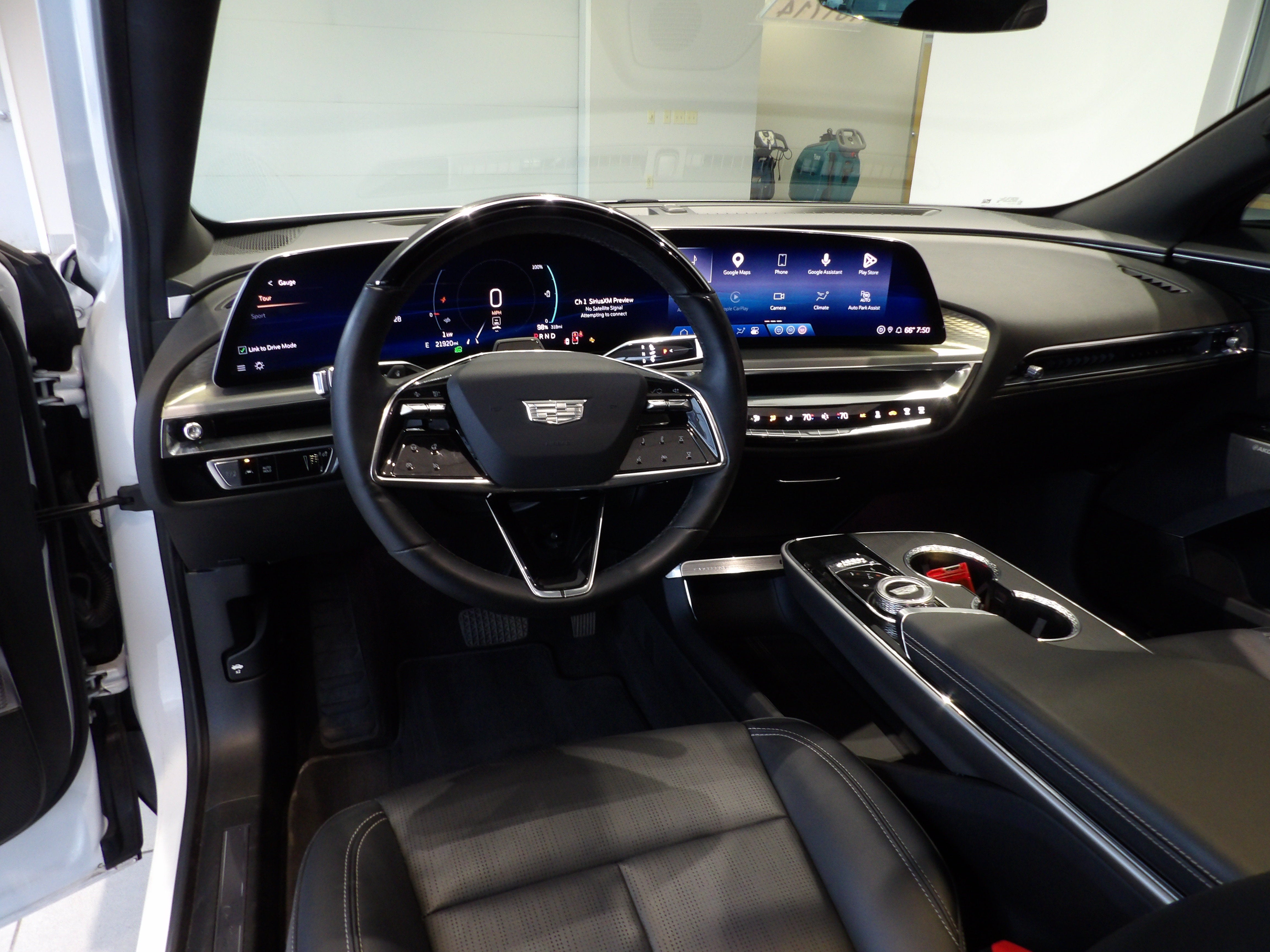 2024 Cadillac LYRIQ Luxury 2