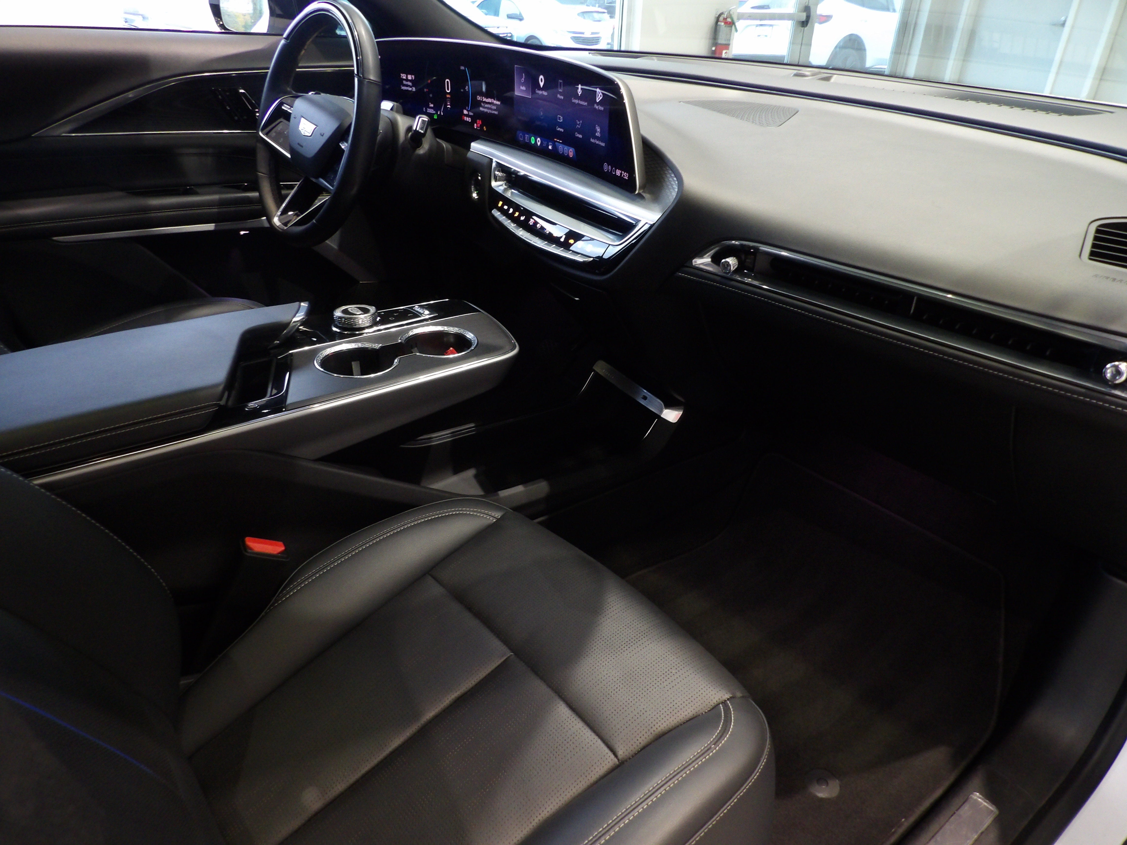 2024 Cadillac LYRIQ Luxury 2