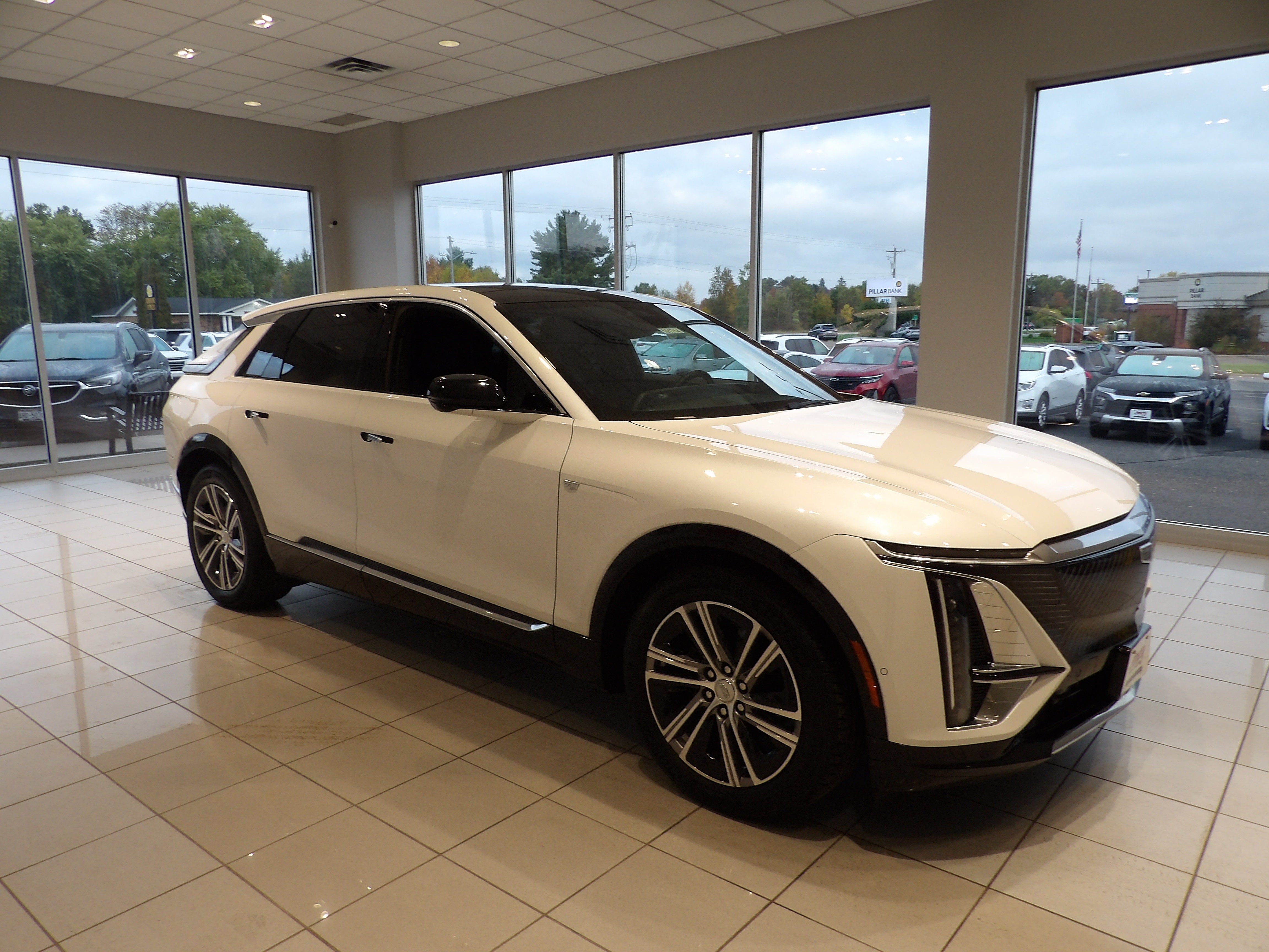 2024 Cadillac LYRIQ Luxury 2