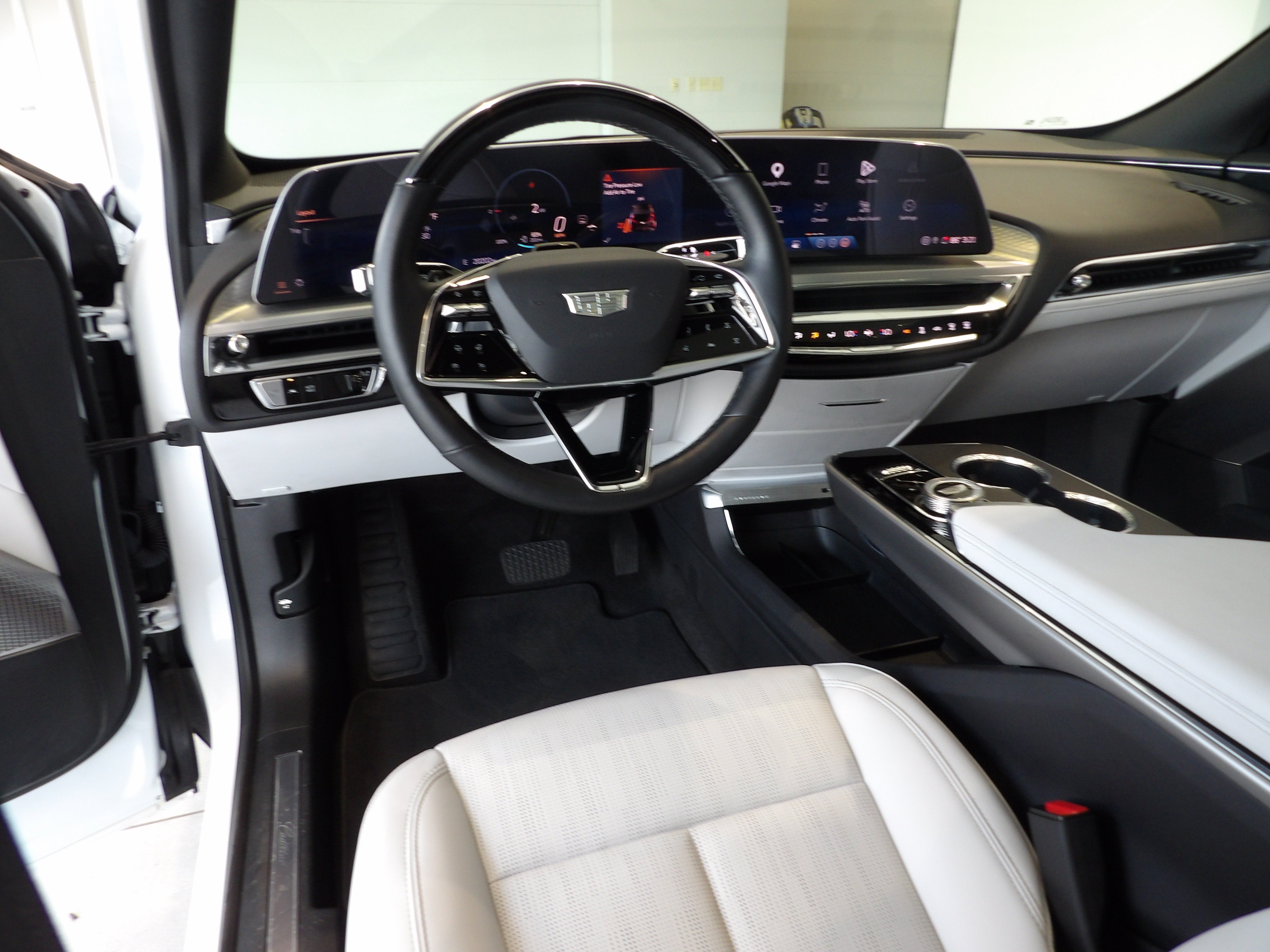 2024 Cadillac LYRIQ Luxury 2