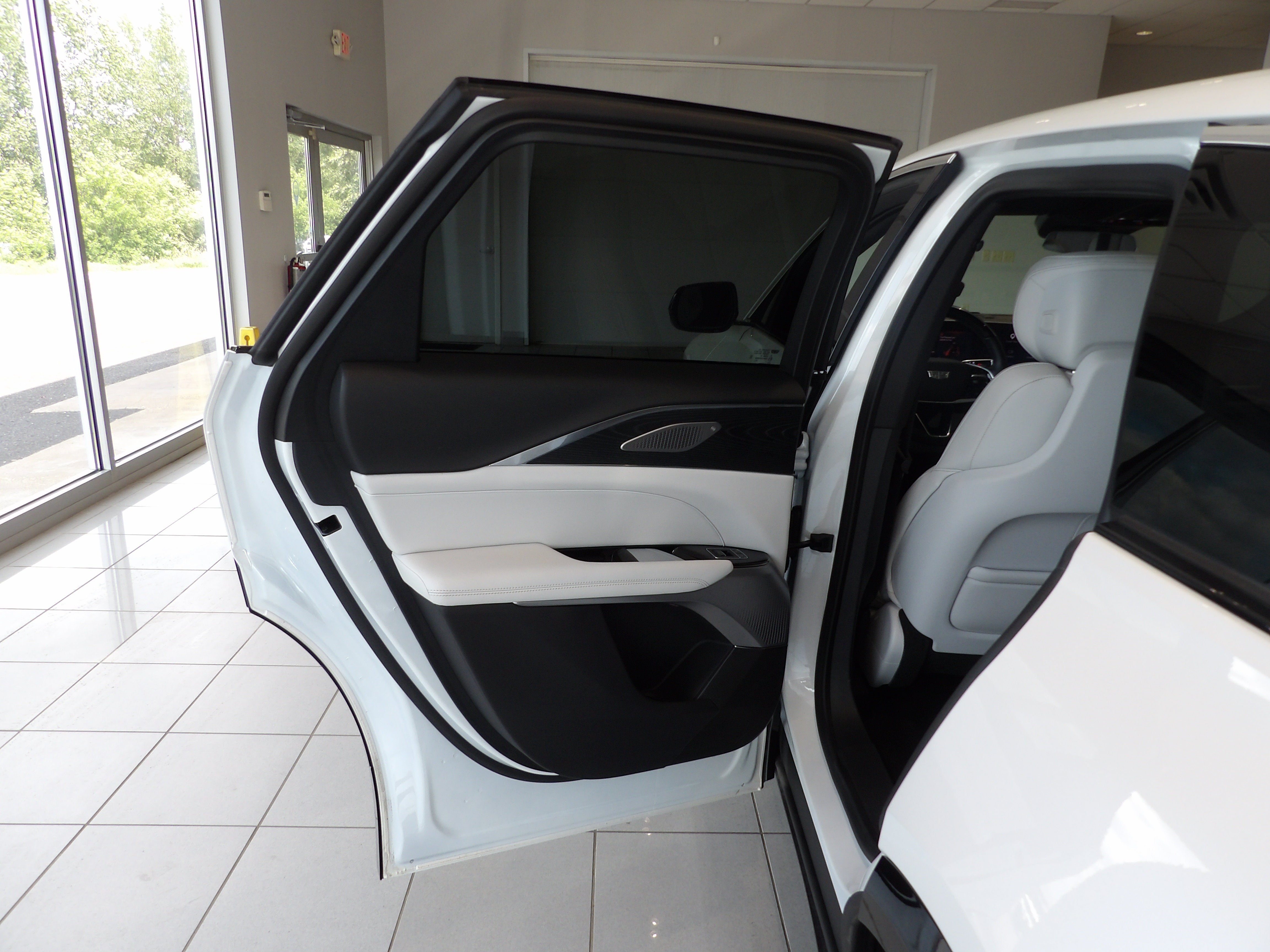 2024 Cadillac LYRIQ Luxury 2