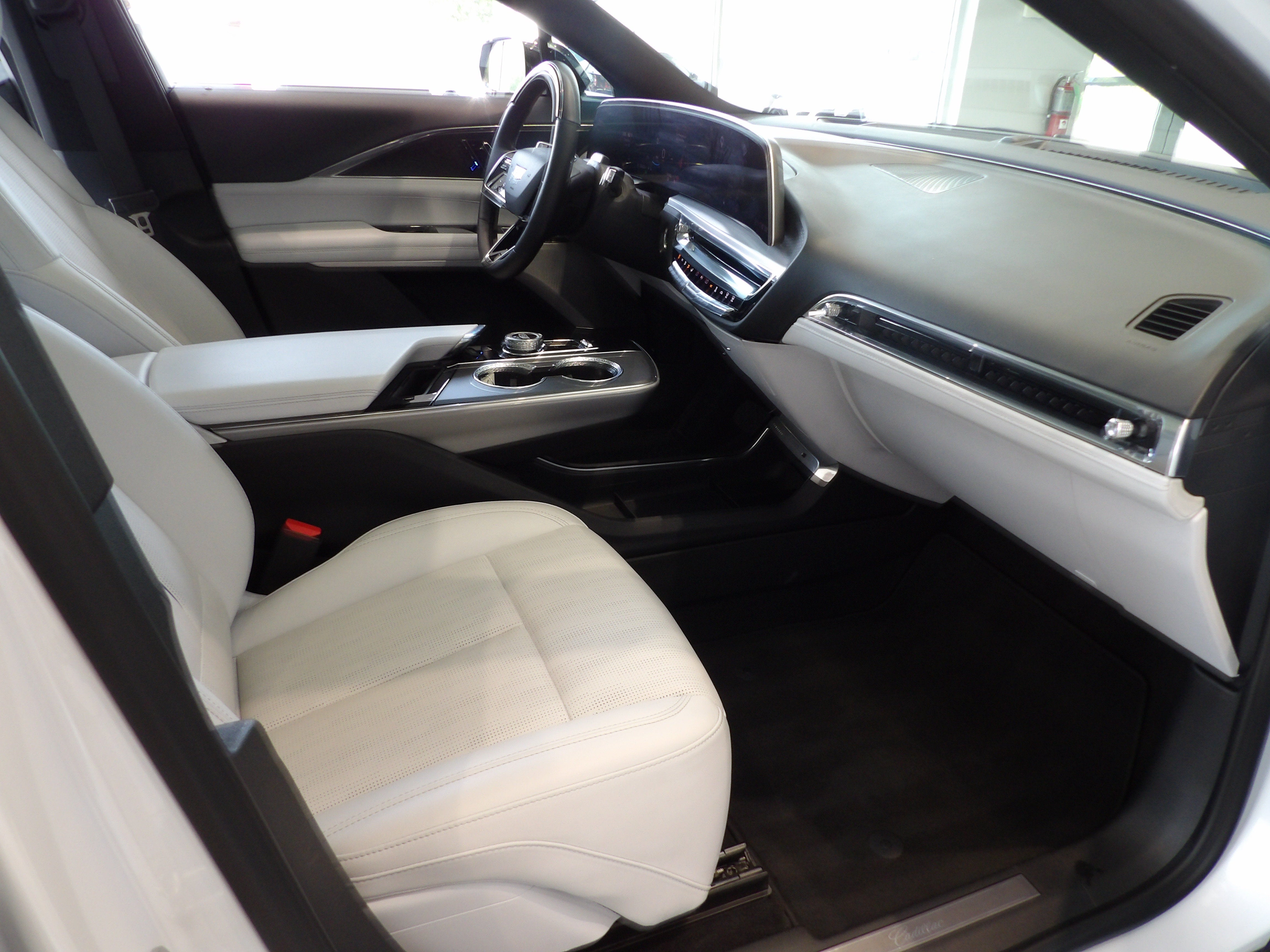 2024 Cadillac LYRIQ Luxury 2