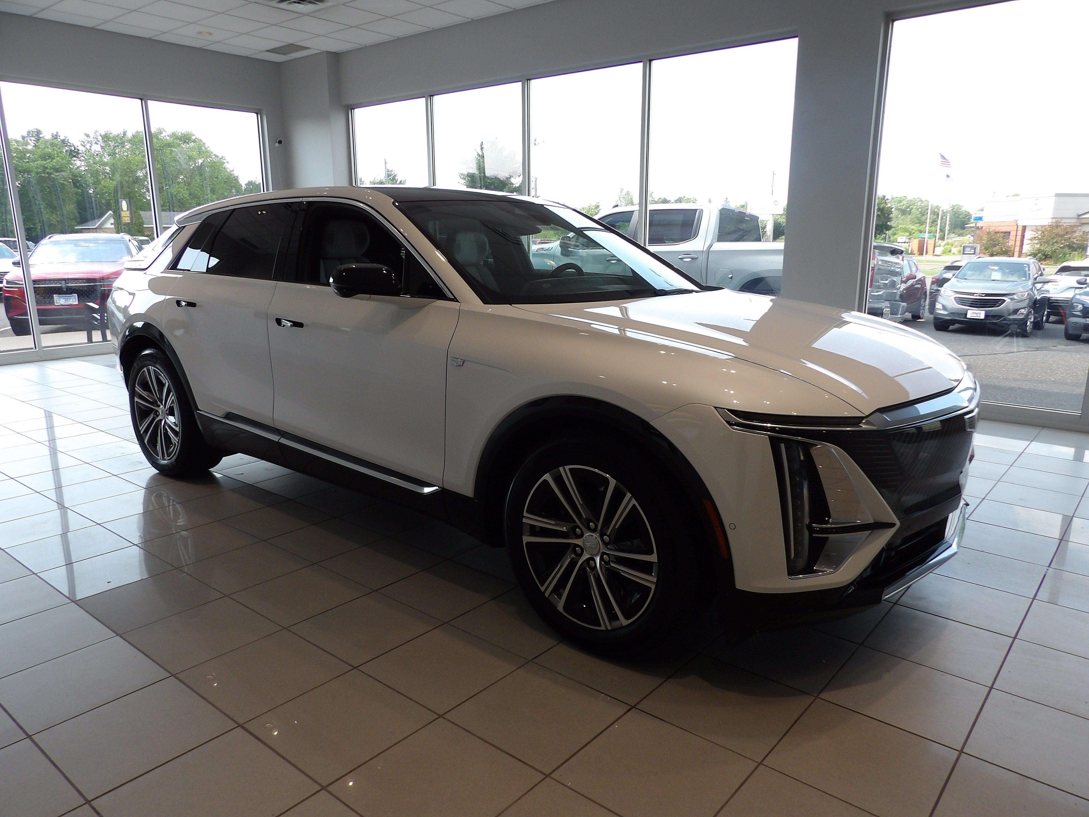 2024 Cadillac LYRIQ Luxury 2