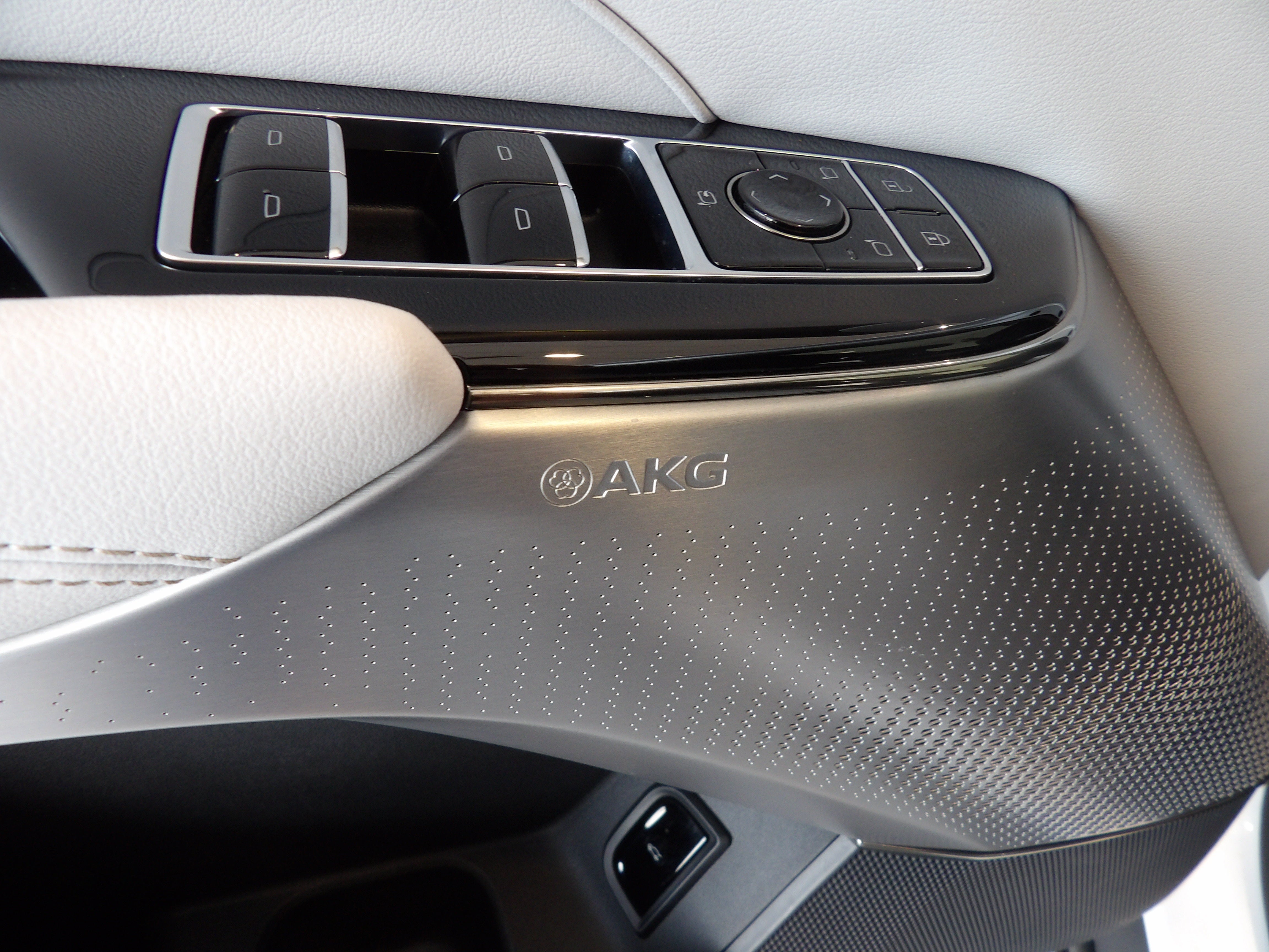 2024 Cadillac LYRIQ Luxury 2