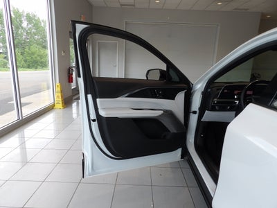 2024 Cadillac LYRIQ Luxury 2