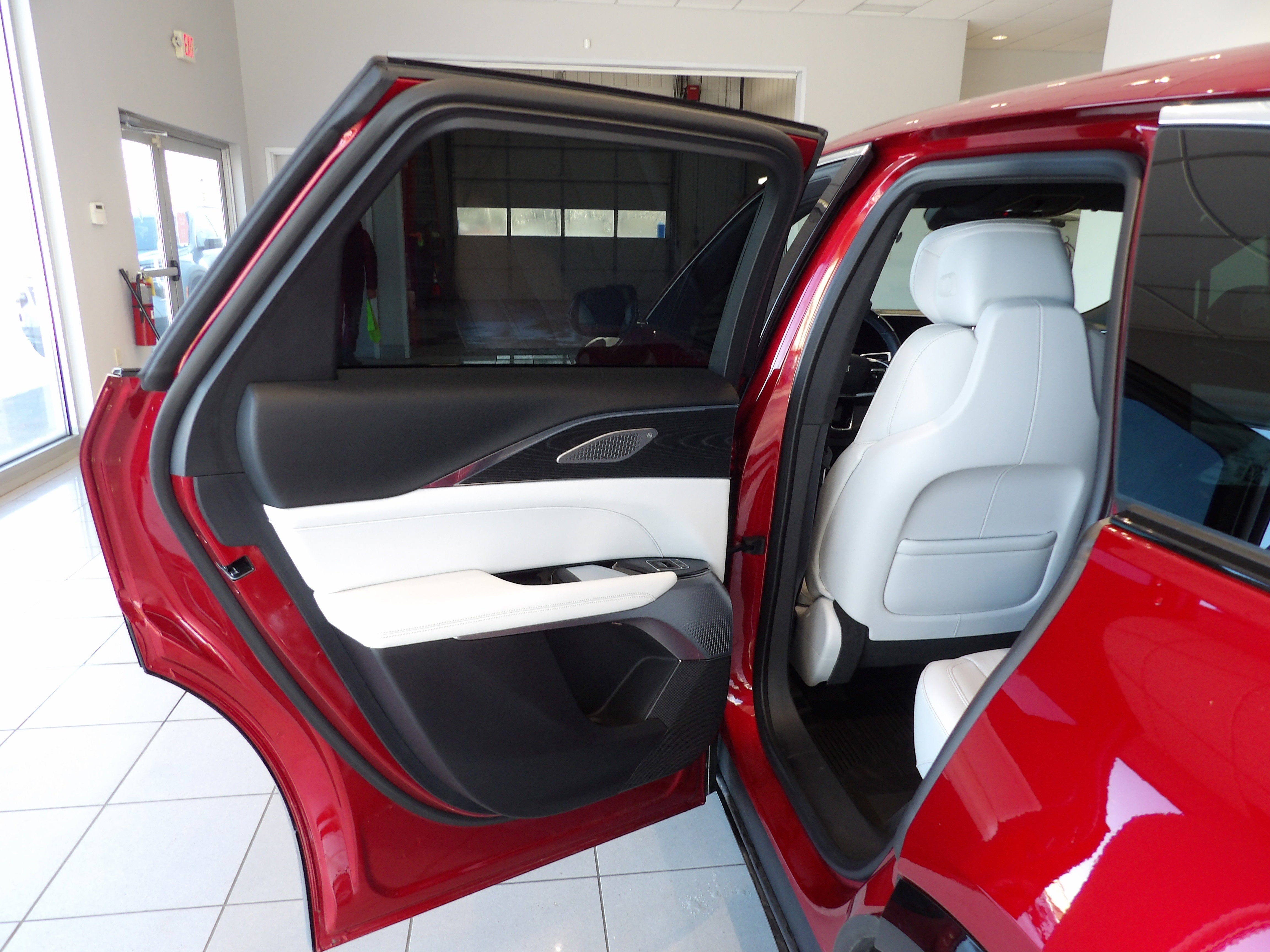 2024 Cadillac LYRIQ Luxury 2