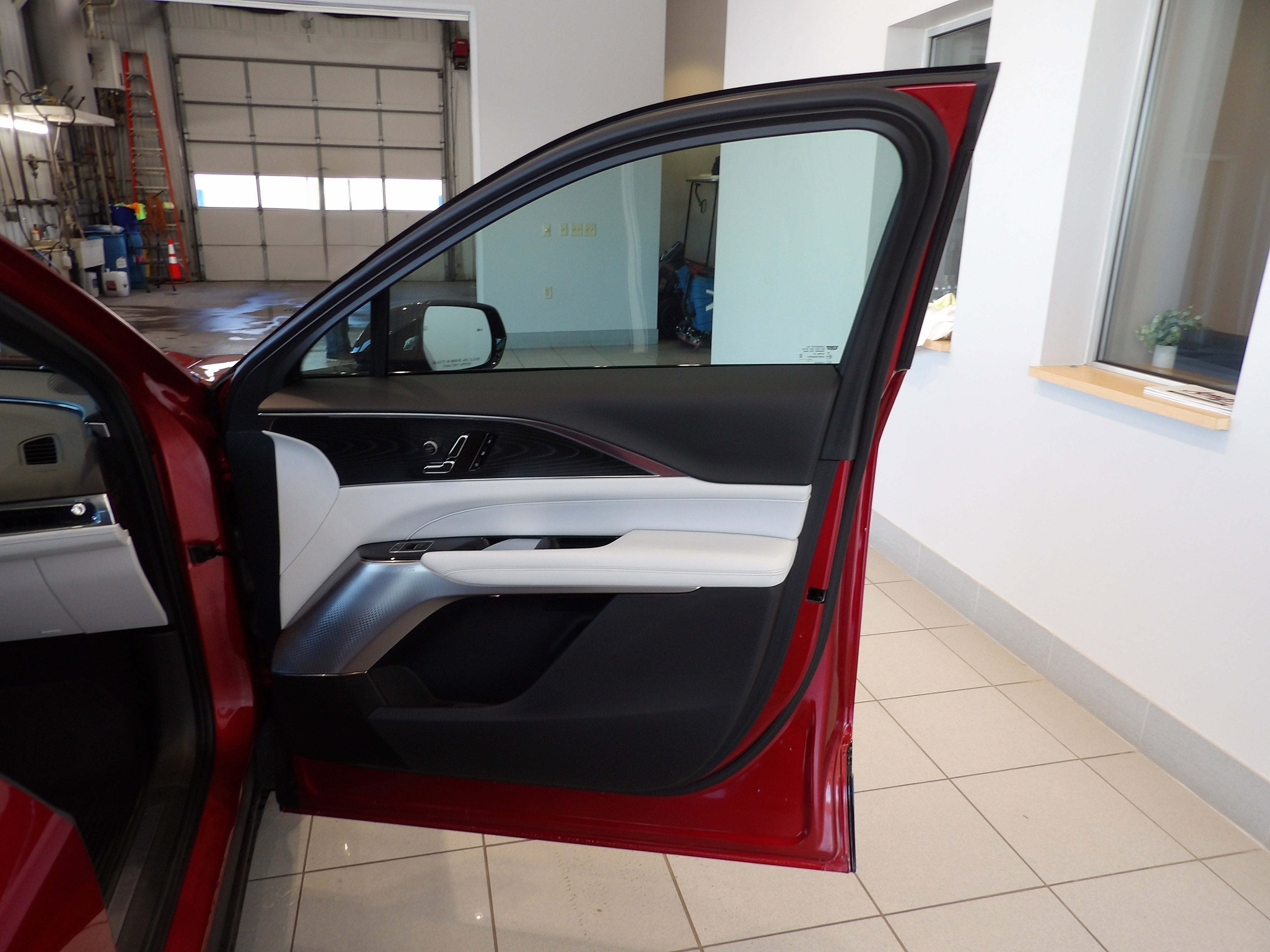 2024 Cadillac LYRIQ Luxury 2