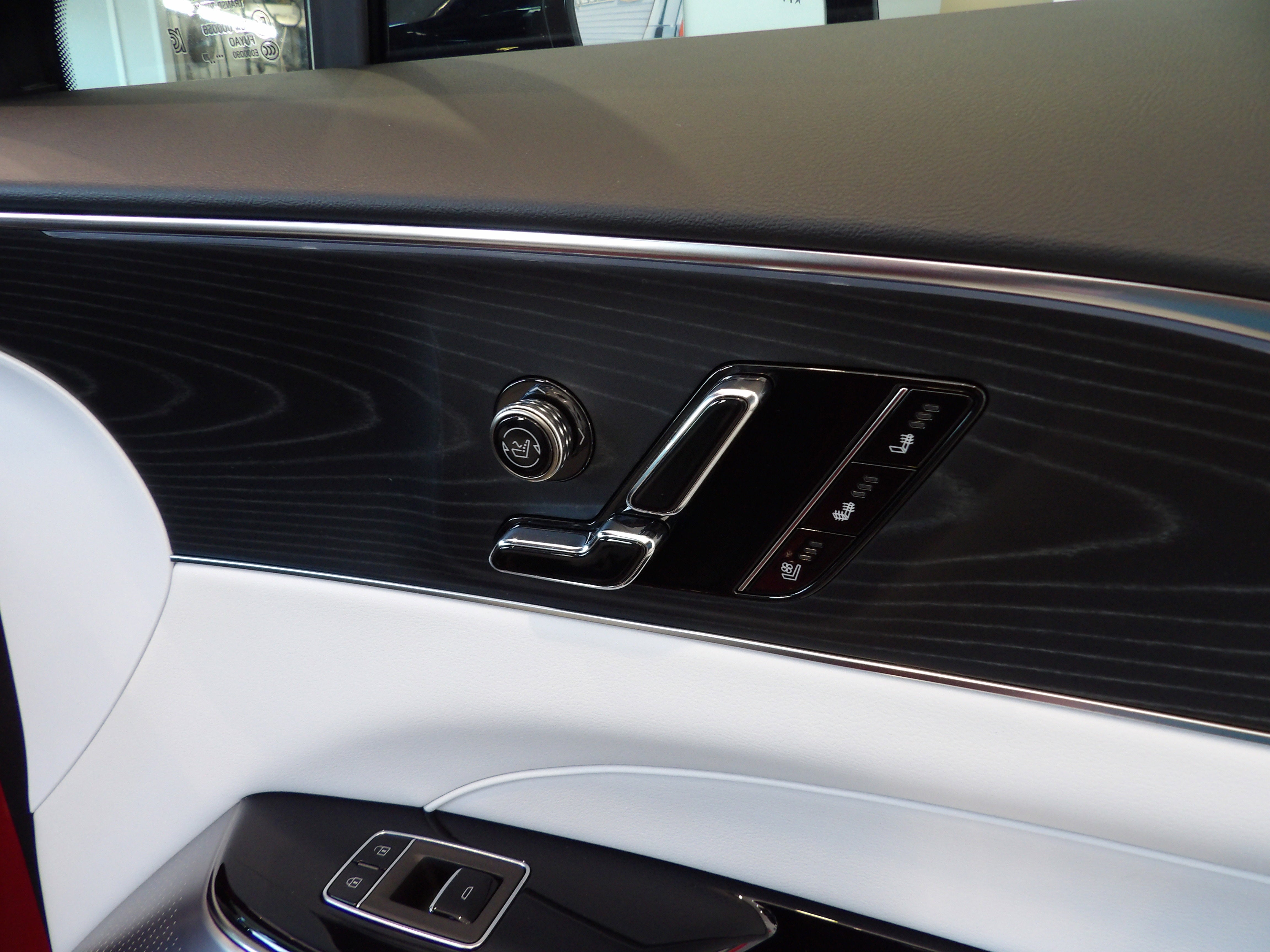 2024 Cadillac LYRIQ Luxury 2