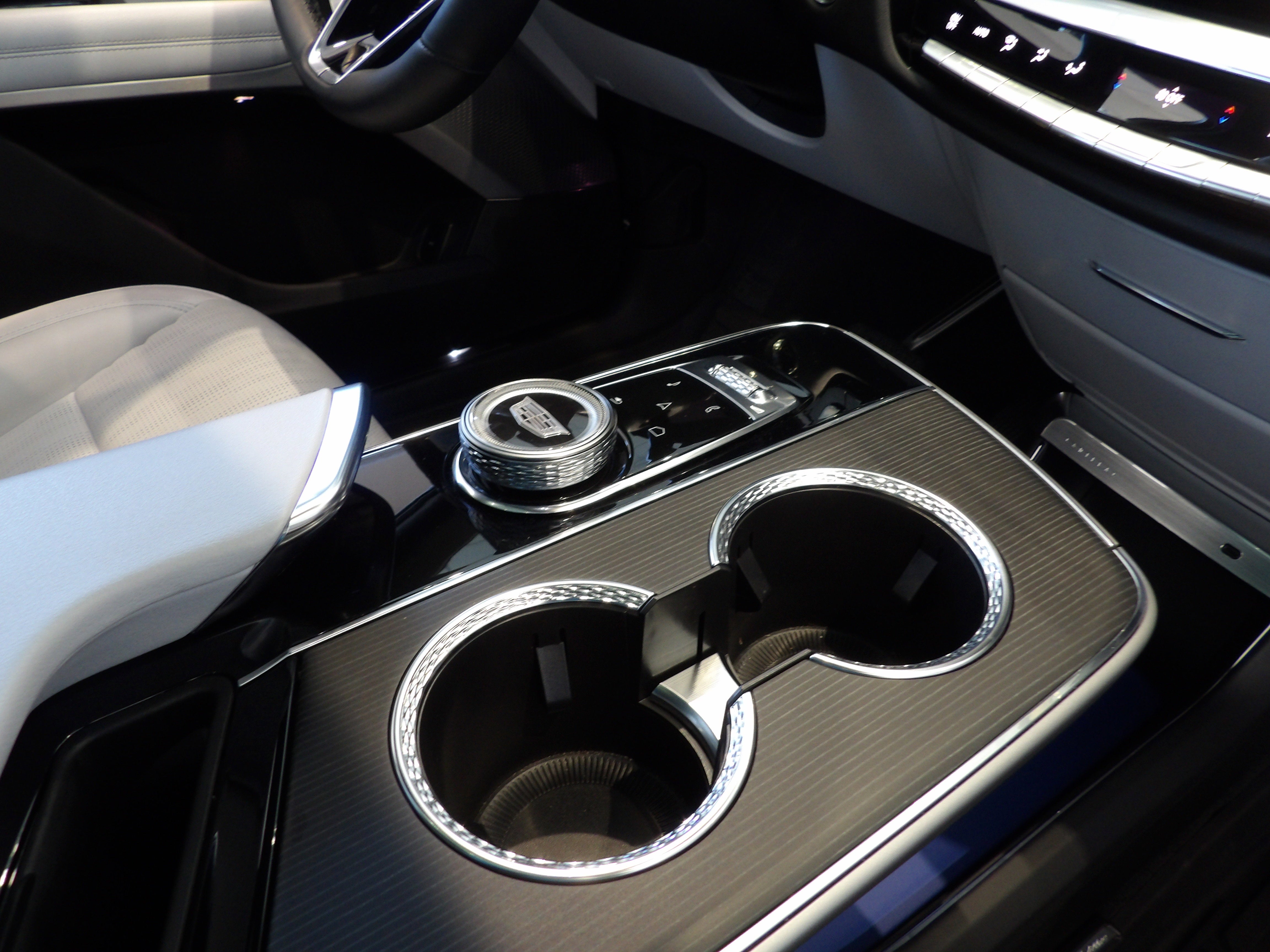 2024 Cadillac LYRIQ Luxury 2