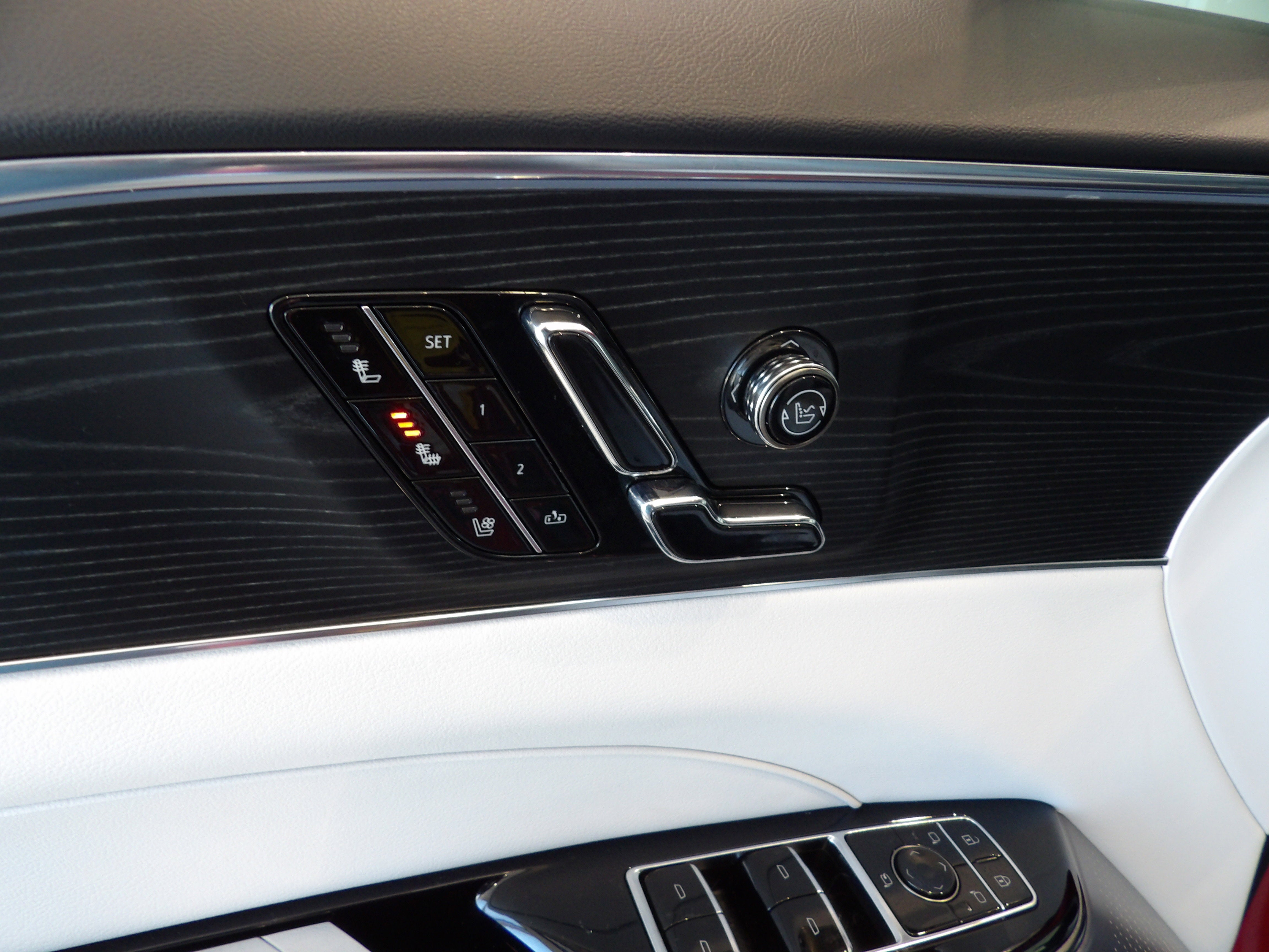 2024 Cadillac LYRIQ Luxury 2