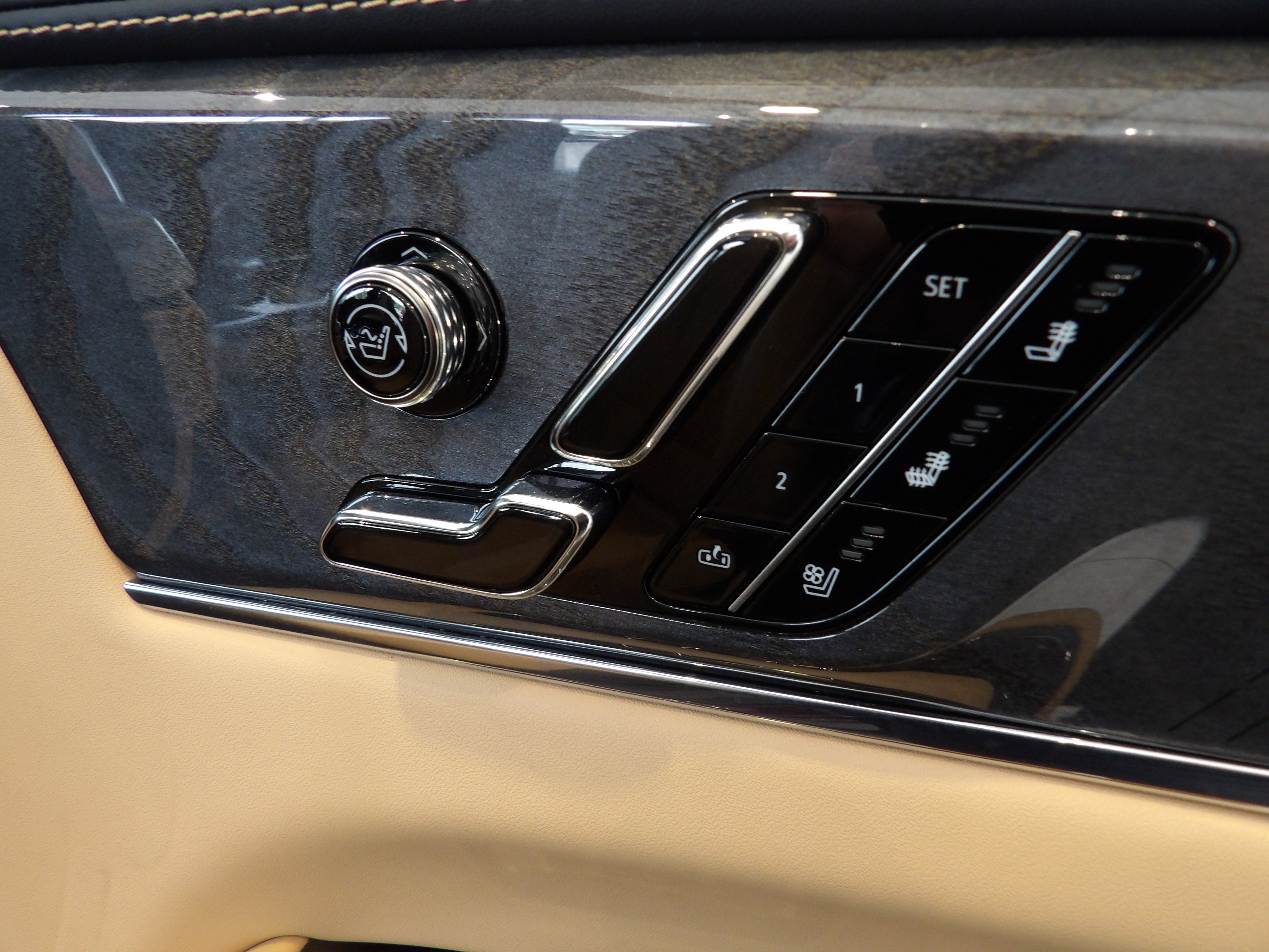2025 Cadillac ESCALADE IQ Luxury 2